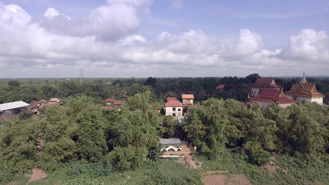 空中拍摄亚洲农村的传统村庄，有高跷房子和宝塔视频素材