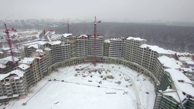 冬季景色中的一个空建筑建筑区的鸟瞰图视频下载