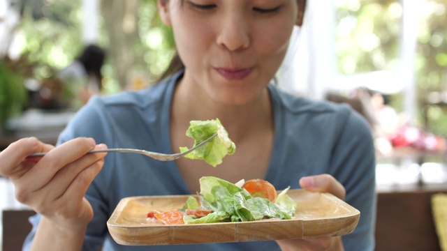 亚洲女人吃沙拉视频素材