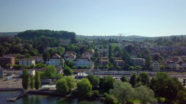 区域列车驶进Zürich附近的Tiefenbrunnen火车站视频素材