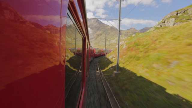 从山的窗口拍摄的红色火车的一边-瑞士阿尔卑斯山，瑞士视频素材