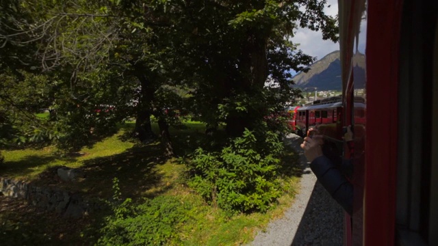 游客们从红色火车窗口拍摄伯里纳山口的美景——瑞士阿尔卑斯山视频素材