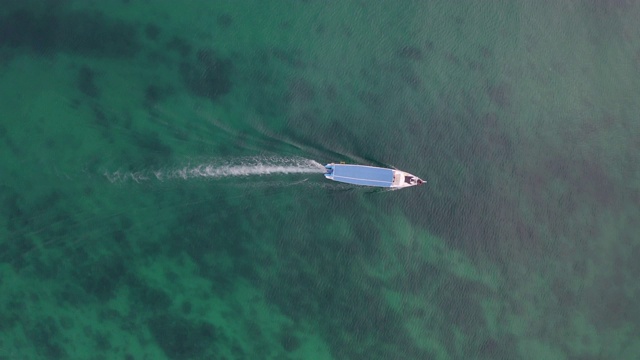 空中下降:一艘游船驾驶穿过清澈的热带海洋- Gili群岛，巴厘岛视频下载