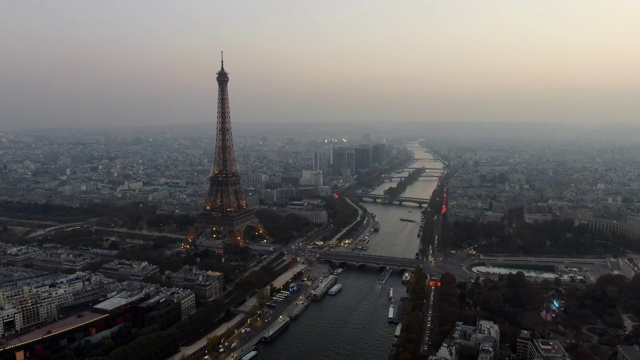 航拍:塞纳河和埃菲尔铁塔的巴黎城市景观，法国视频素材