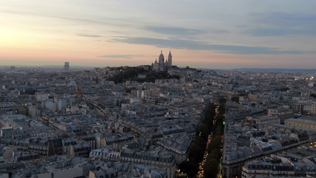 航拍:傍晚时分的巴黎市景，圣蛇在上面升起视频素材