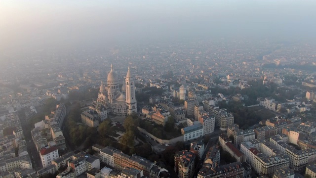 航拍:法国巴黎的圣恶教堂及其周边地区视频素材