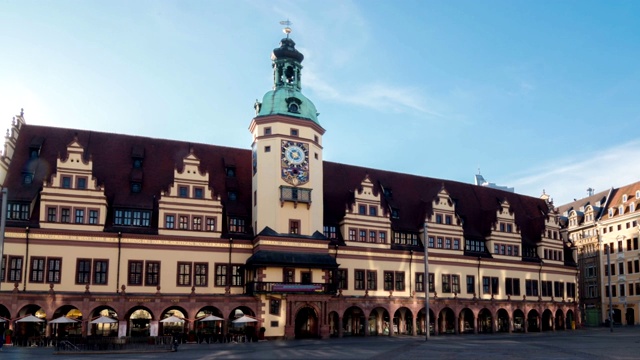 莱比锡旧市政厅是德国文艺复兴时期建筑的杰出范例之一。间隔拍摄运动视频素材