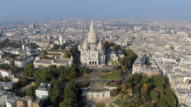 航拍:法国巴黎的圣坛教堂，下面是城市视频下载