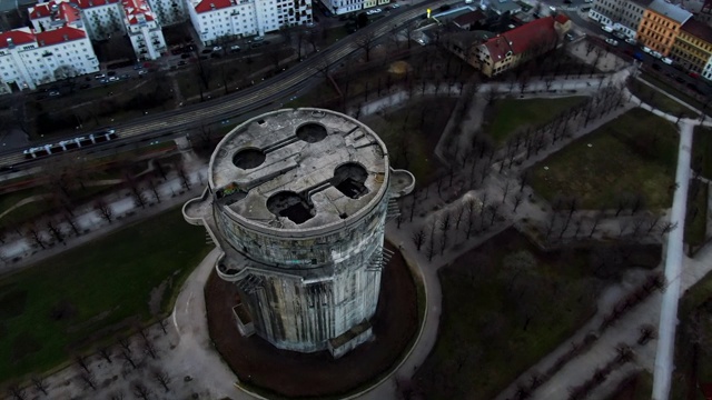 空中鸟瞰:奥地利维也纳奥加滕公园的高射炮塔视频素材