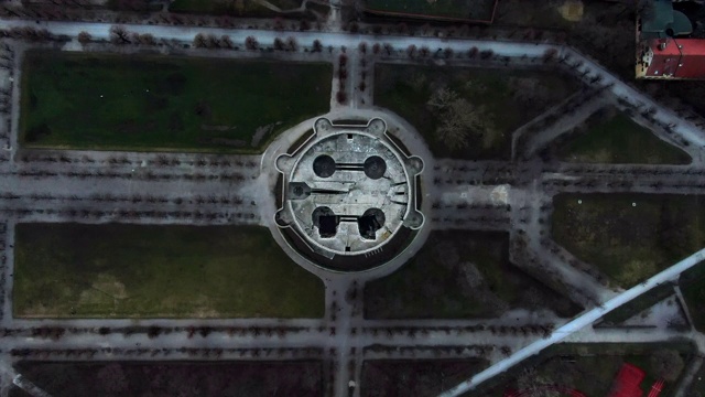 空中鸟瞰图:下降到高射炮塔在维也纳公园，奥地利视频素材