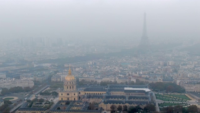 航拍:法国巴黎，荣军院及其周边城市和朦胧的埃菲尔铁塔视频下载