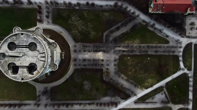 空中鸟瞰图:在奥地利维也纳公园高射炮塔上方的平移视频素材