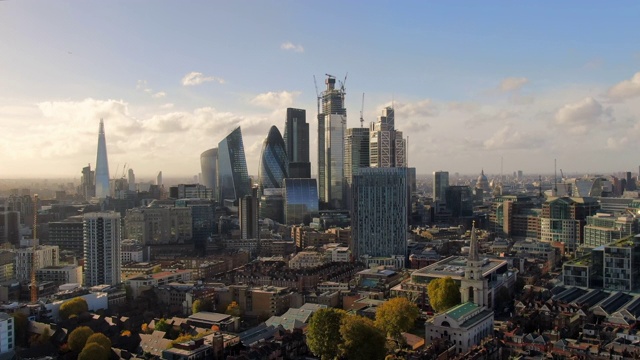航拍:英国，摩天大楼和树木环绕的伦敦城市景观视频素材
