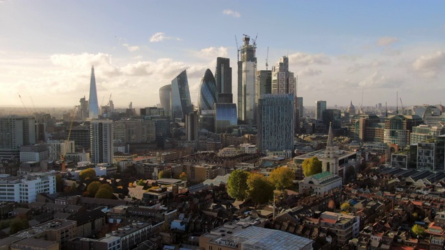 航拍:阳光明媚的伦敦城市景观和摩天大楼，英国视频素材