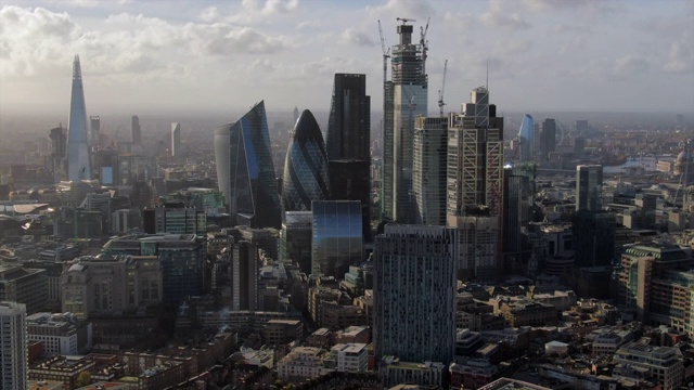 航拍图:英国城市景观中的标志性伦敦摩天大楼视频素材