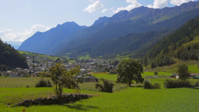 美丽的村庄坐落在群山之间从移动的火车-瑞士阿尔卑斯山，瑞士视频素材