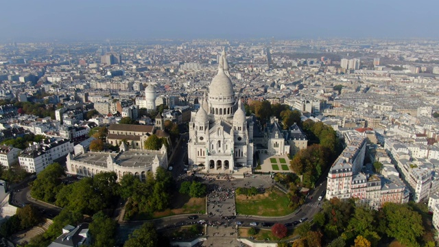 航拍:法国，面向圣恶教堂，身后是巴黎城视频素材
