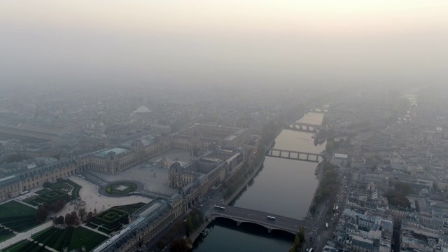 航拍:朦胧的巴黎，塞纳河和卢浮宫，法国视频下载