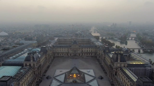航拍:卢浮宫庭院和金字塔背后的巴黎城，法国视频下载