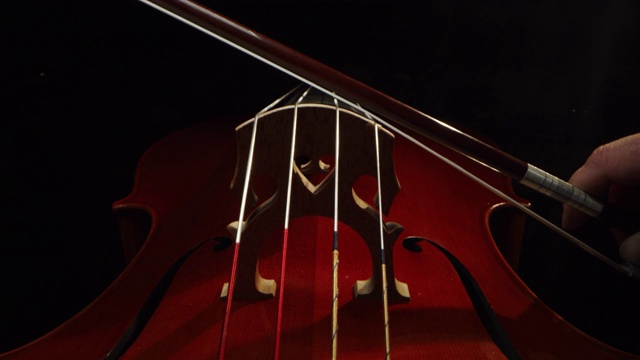 慢动作艺术宏观的艺术大师，制琴师用弓在手工小提琴或大提琴上演奏视频购买
