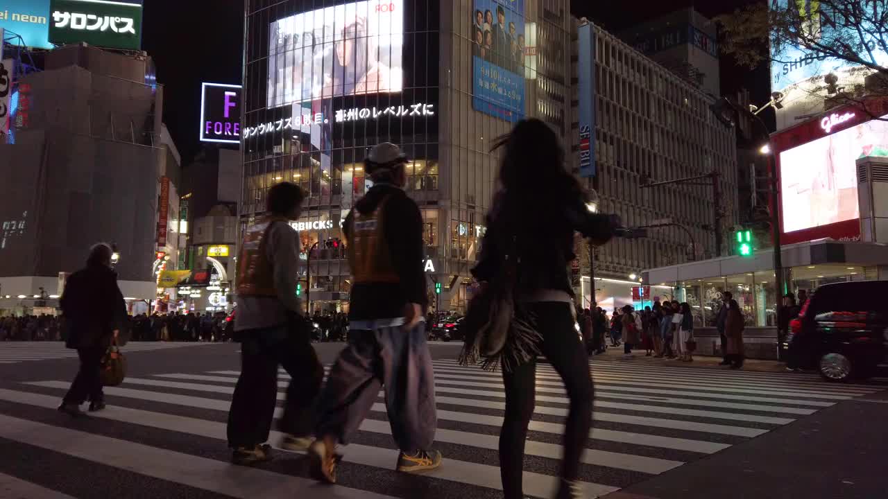 4K低角度视图。行人穿过东京涩谷十字路口，日本。4k低角度视角。日本东京，行人穿过涉谷十字路口。视频下载