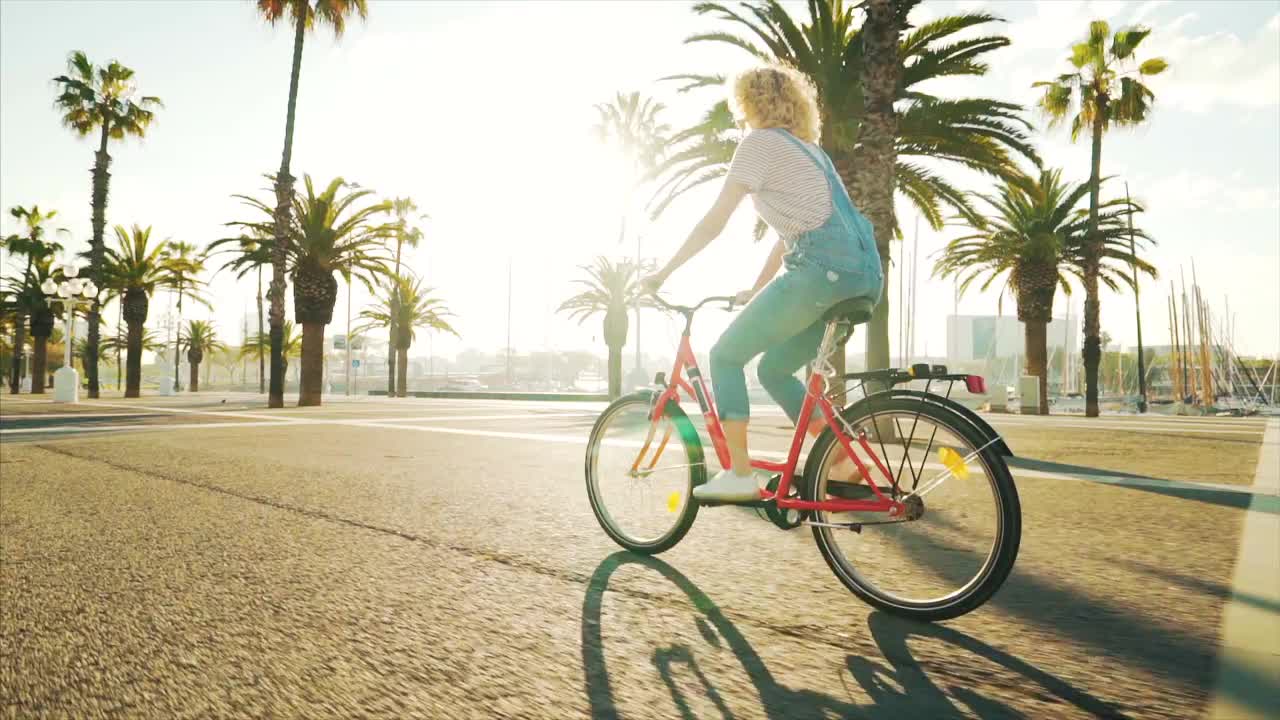 我喜欢骑自行车!视频素材