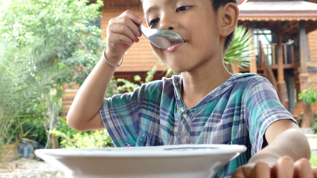 亚洲小男孩吃米饭视频素材