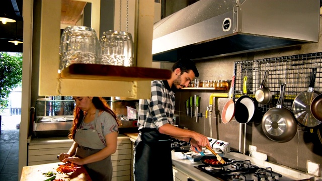 男厨师在镜头前做饭和微笑视频下载