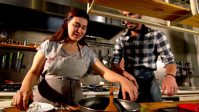 两个厨师在厨房一起做饭视频下载