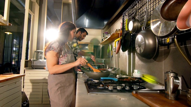 两个厨师在厨房一起做饭视频下载
