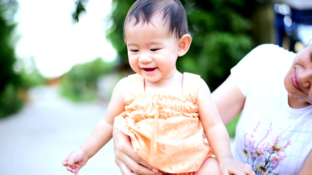 一个穿着当地服装的小婴儿对着镜头微笑视频素材