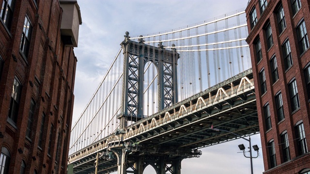 4K时间的小飞象视角，可以看到曼哈顿桥与老砖建筑在纽约市，美国市中心天际线，建筑和建筑的旅游概念视频下载