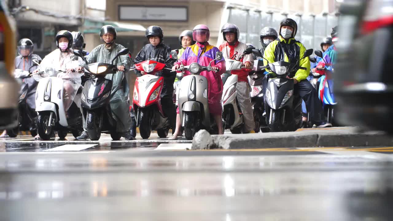 骑摩托车的人在雨中等待视频素材