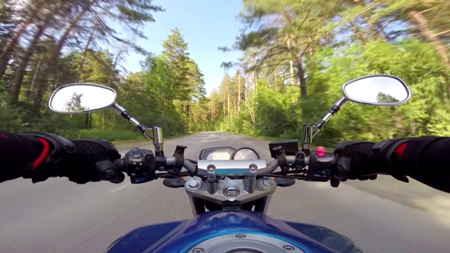 在森林路上骑摩托车视频素材
