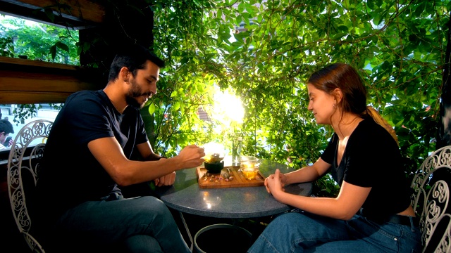 两个人喝茶聊天视频素材