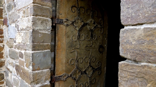 古堡里的木门。视频素材