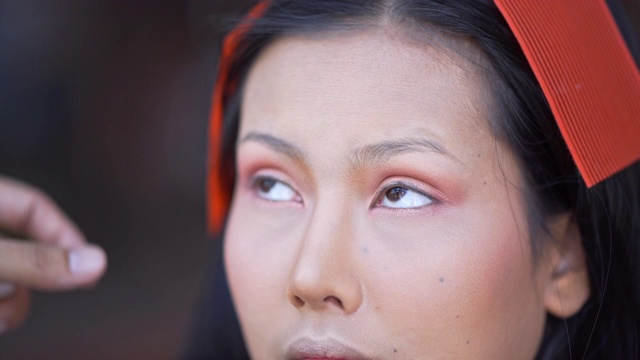 化妆师在女性脸上化妆美容视频素材