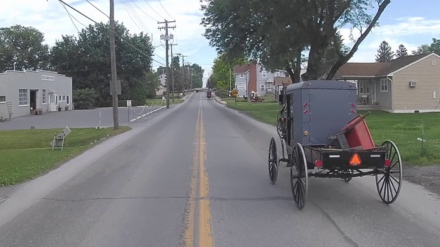 在阿米什乡村开车时，遇到两辆四轮马车视频素材