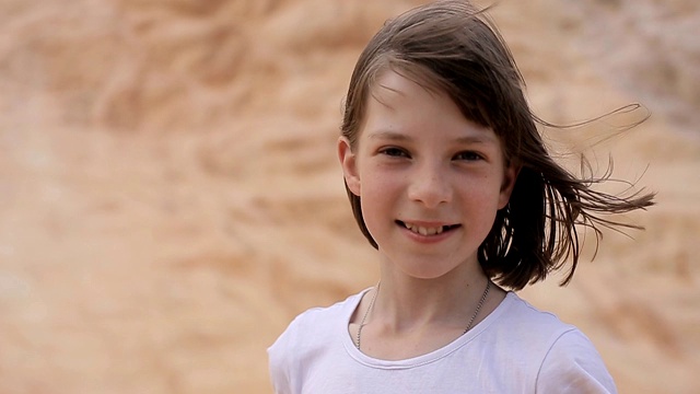 一个十几岁的女孩在山涧的岩石中，与自然融为一体，健康的生活方式。视频下载