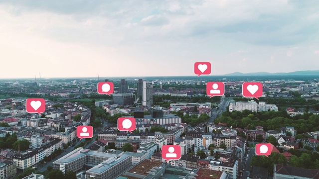 技术营销概念鸟瞰图的城市景观与弹出的社交媒体，如评论关注者图标视频素材