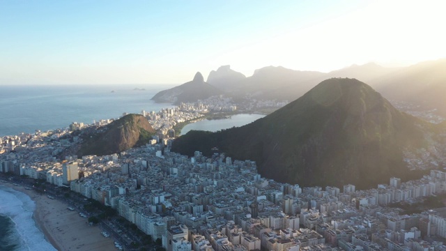 鸟瞰图科帕卡巴纳海滩在里约热内卢de Janeiro视频下载
