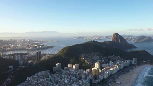鸟瞰图科帕卡巴纳海滩在里约热内卢de Janeiro，舒格洛夫在后面视频下载