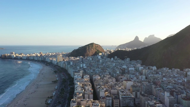 鸟瞰图科帕卡巴纳海滩在里约热内卢de Janeiro视频下载