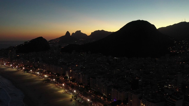 日落时分的科帕卡巴纳海滩鸟瞰图，里约热内卢视频素材