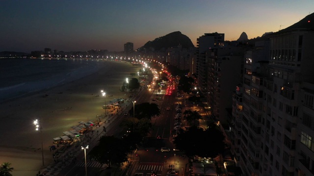 日落时分的科帕卡巴纳海滩鸟瞰图，里约热内卢视频下载
