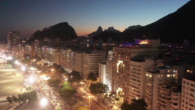 里约热内卢科帕卡巴纳海滩夜间鸟瞰图视频下载