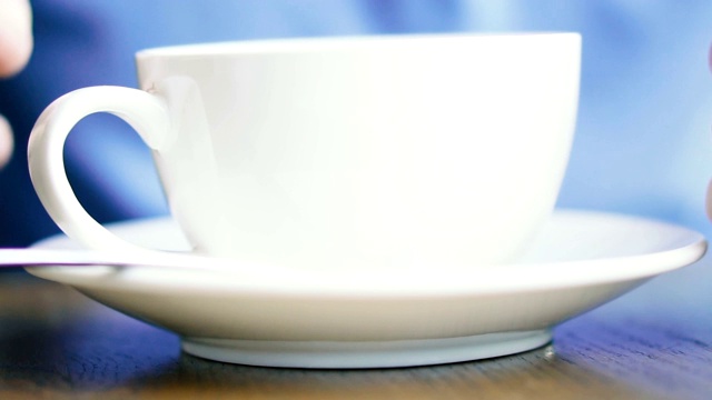 茶。一杯用水壶泡的茶视频素材