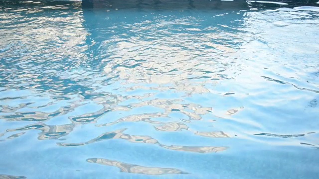 男子游泳视频素材