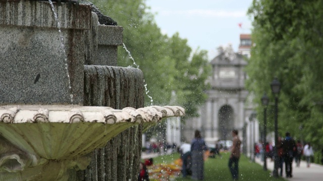 在布恩雷蒂罗公园喷泉，西班牙马德里的水溅在慢动作的特写视频素材