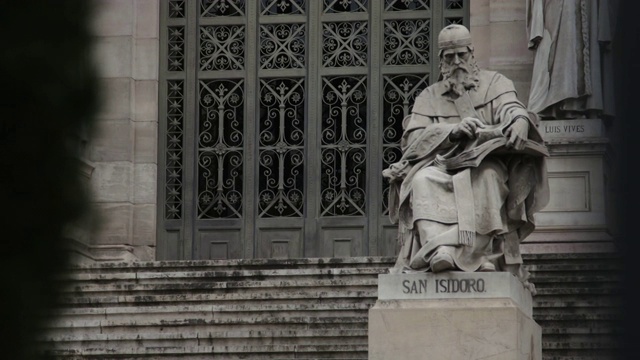 西班牙马德里国家图书馆前的圣伊西多罗雕像视频素材